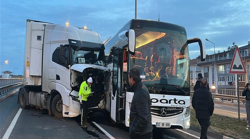 K&uuml;tahya&rsquo;da 3 aracın karıştığı zincirleme kaza; 3 yaralı