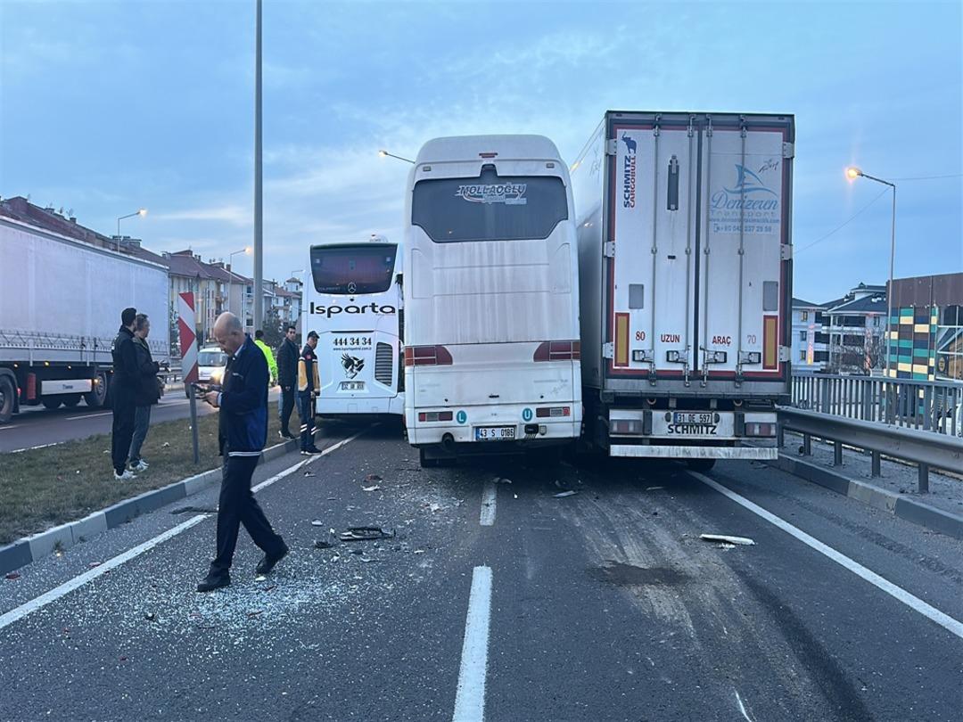 K&uuml;tahya&rsquo;da 3 aracın karıştığı zincirleme kaza; 3 yaralı 1