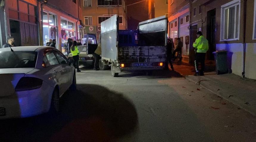 Kamyonet ile 3 araca &ccedil;arptı, 2.49 promil alkoll&uuml; olduğu tespit edildi