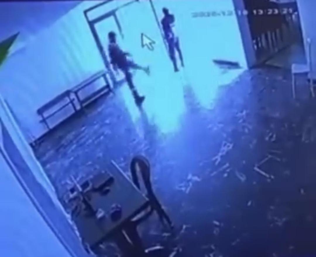 Görevli kişi kediye tekme attı, o anlar kameraya yansıdı 2