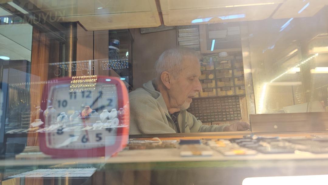 5 m2 lik dükkanda yapıyor Bir tezgah yetiyor, iyi bir meslek 6