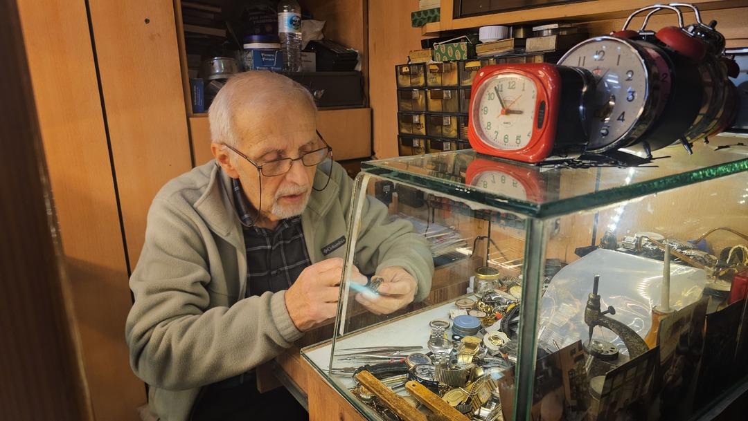 5 m2 lik dükkanda yapıyor Bir tezgah yetiyor, iyi bir meslek 4