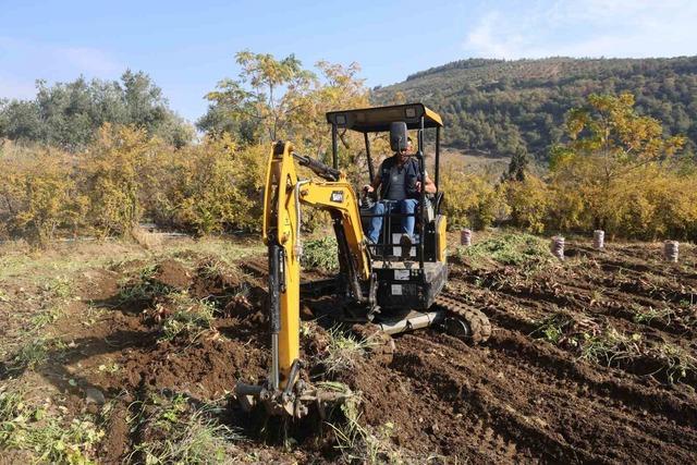 Kuraklık nedeniyle verimin yarı yarıya d&uuml;şt&uuml;ğ&uuml; tatlı patateste son hasat yapıldı 7