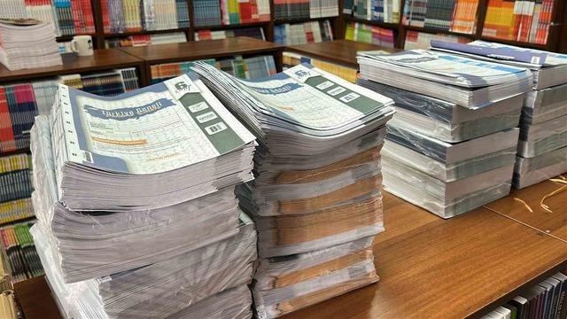 Hatay&rsquo;da depremzede &ouml;ğrencilere 8 bin &uuml;cretsiz deneme kitap&ccedil;ığı dağıtıldı 4