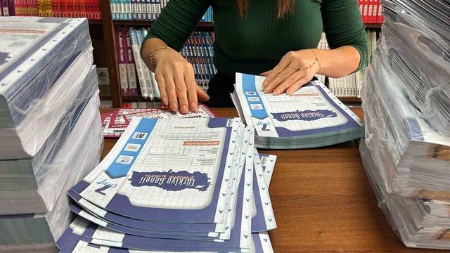 Hatay&rsquo;da depremzede &ouml;ğrencilere 8 bin &uuml;cretsiz deneme kitap&ccedil;ığı dağıtıldı 2