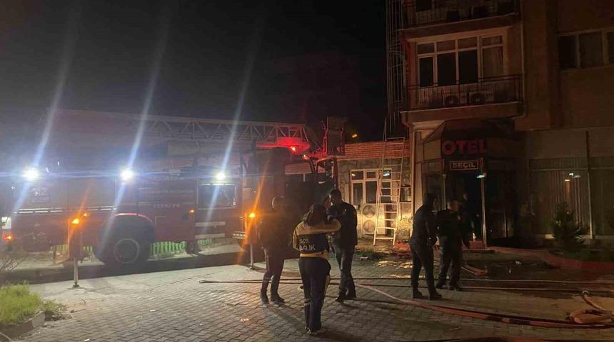 Alaşehir&rsquo;de 5 katlı otelde korkutan yangın