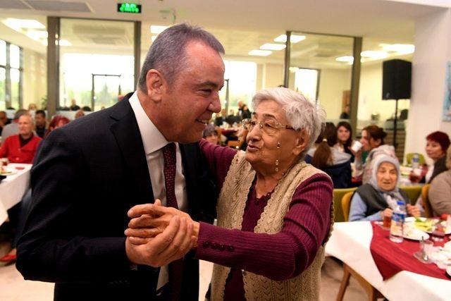 Başkan Böcek, Yaşlılar Haftasını kutladı