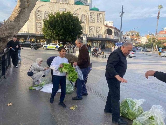Antalya da &ccedil;ift&ccedil;iden &uuml;cretsiz marul dağıtımı 3