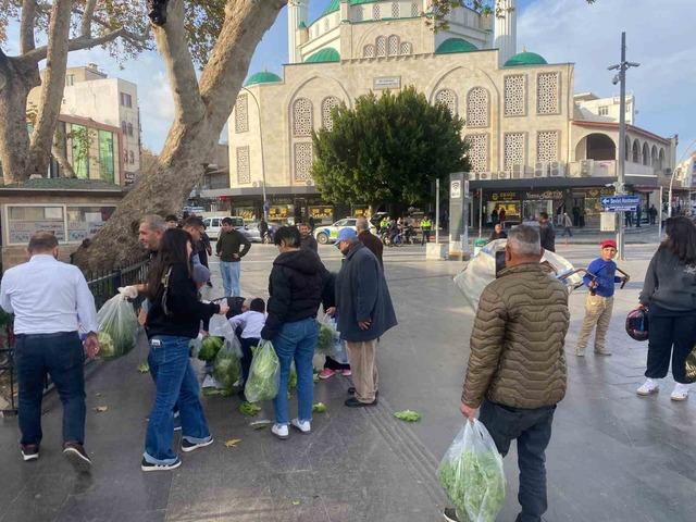 Antalya da &ccedil;ift&ccedil;iden &uuml;cretsiz marul dağıtımı 1