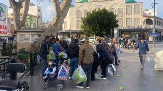 Antalya'da çiftçiden ücretsiz marul dağıtımı