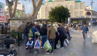 Antalya'da &ccedil;ift&ccedil;iden &uuml;cretsiz marul dağıtımı