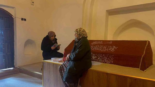 Emir Karatekin bey&rsquo;in kabri b&uuml;y&uuml;k ilgi g&ouml;r&uuml;yor 4