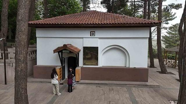 Emir Karatekin bey&rsquo;in kabri b&uuml;y&uuml;k ilgi g&ouml;r&uuml;yor 3