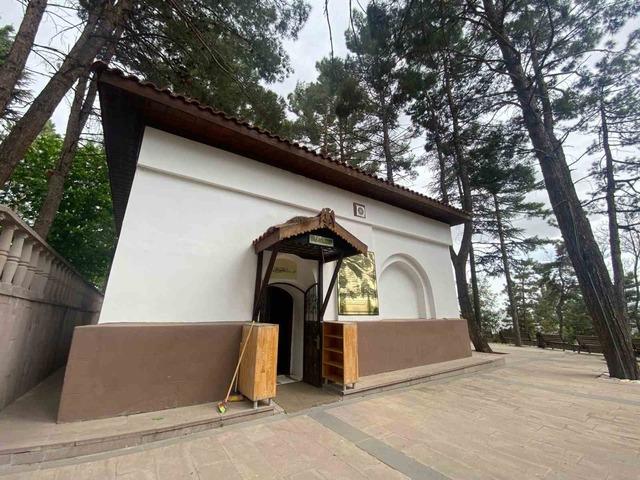 Emir Karatekin bey&rsquo;in kabri b&uuml;y&uuml;k ilgi g&ouml;r&uuml;yor 2