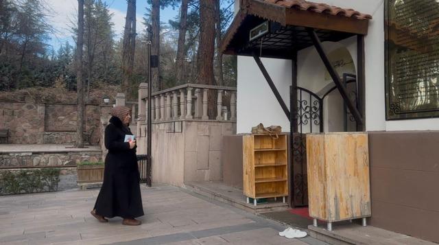 Emir Karatekin bey&rsquo;in kabri b&uuml;y&uuml;k ilgi g&ouml;r&uuml;yor 1