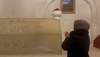 Emir Karatekin bey&rsquo;in kabri b&uuml;y&uuml;k ilgi g&ouml;r&uuml;yor