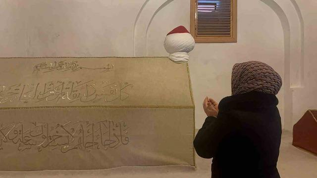 Emir Karatekin bey’in kabri büyük ilgi görüyor