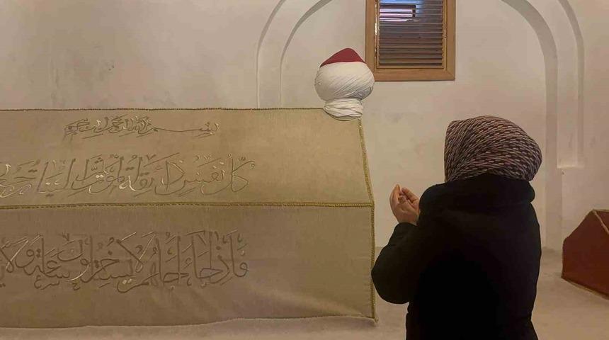 Emir Karatekin bey&rsquo;in kabri b&uuml;y&uuml;k ilgi g&ouml;r&uuml;yor