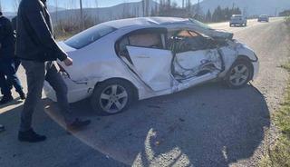 Otomobil ile trakt&ouml;r &ccedil;arpıştı; 3 yaralı