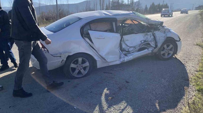 Otomobil ile trakt&ouml;r &ccedil;arpıştı; 3 yaralı