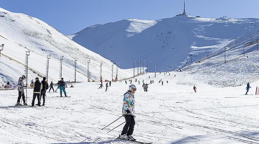 Paland&ouml;ken kayak merkezi yılbaşında dolup taşıyor