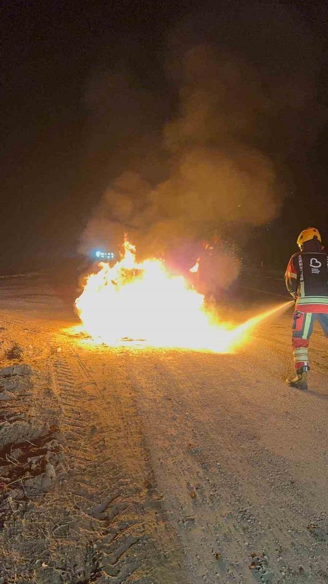 Bandırma-Susurluk karayolunda ara&ccedil; yangını 1