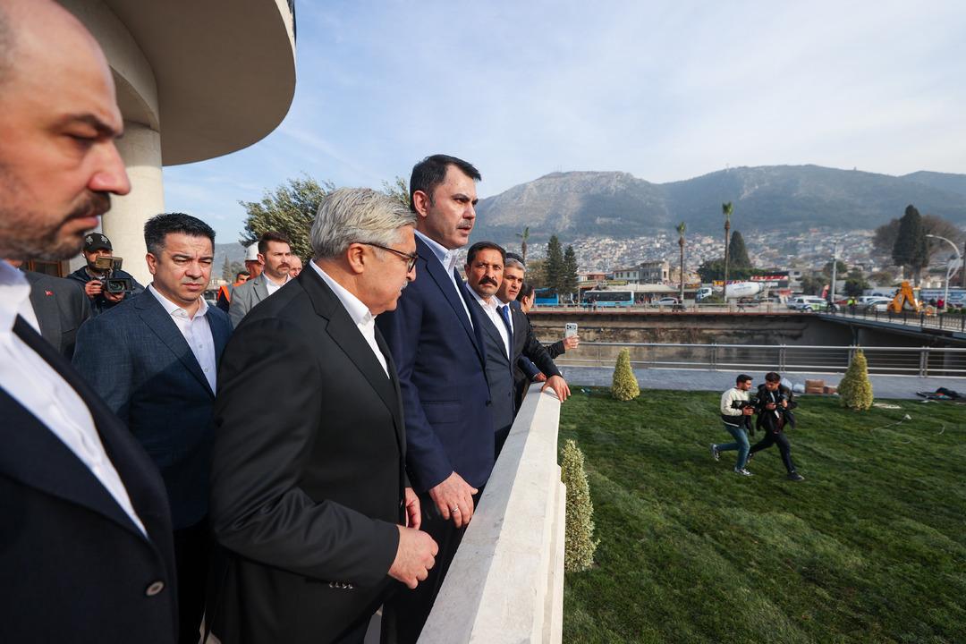 Bakan Kurum Hatay daki son hazırlıkları inceledi: İş&ccedil;iler &ccedil;aya davet etti, şantiye şefi teşekk&uuml;r etti 3