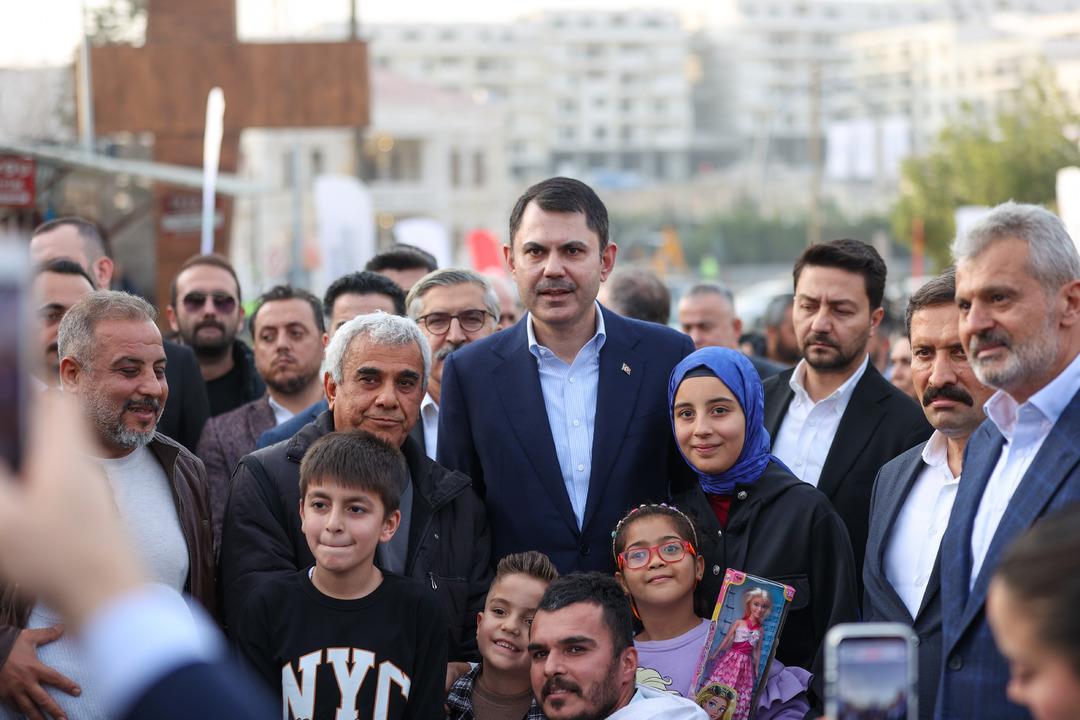 Bakan Kurum Hatay daki son hazırlıkları inceledi: İş&ccedil;iler &ccedil;aya davet etti, şantiye şefi teşekk&uuml;r etti 4