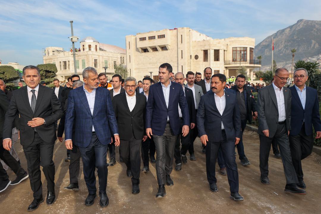 Bakan Kurum Hatay daki son hazırlıkları inceledi: İş&ccedil;iler &ccedil;aya davet etti, şantiye şefi teşekk&uuml;r etti 1