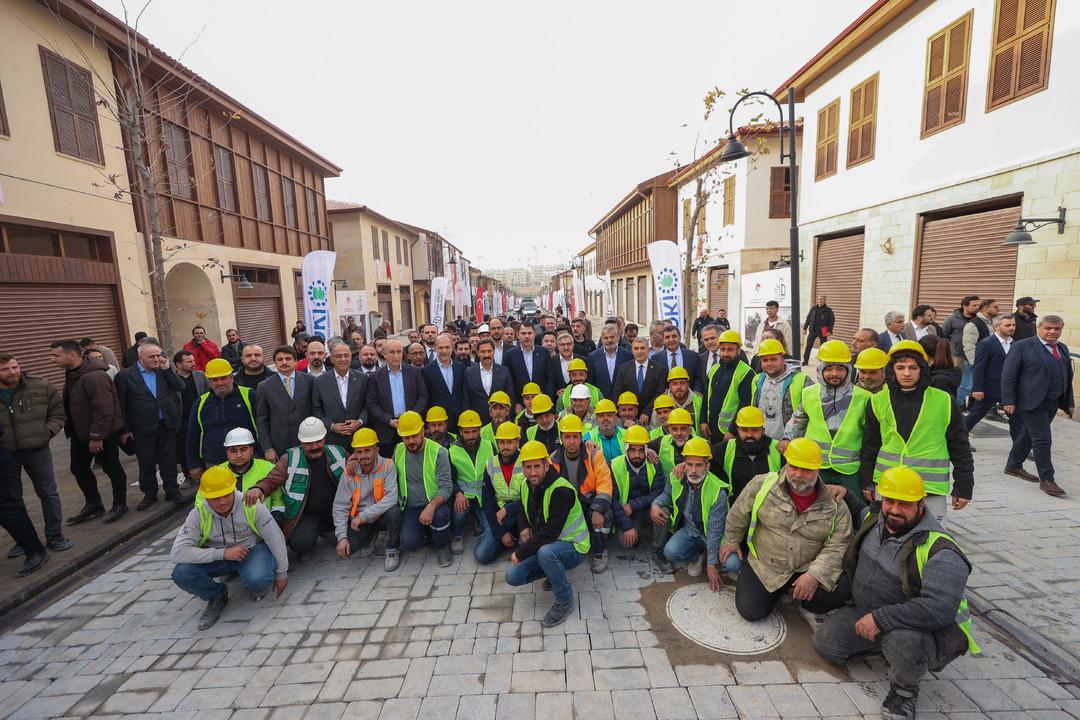 Bakan Kurum Hatay daki son hazırlıkları inceledi: İş&ccedil;iler &ccedil;aya davet etti, şantiye şefi teşekk&uuml;r etti 5