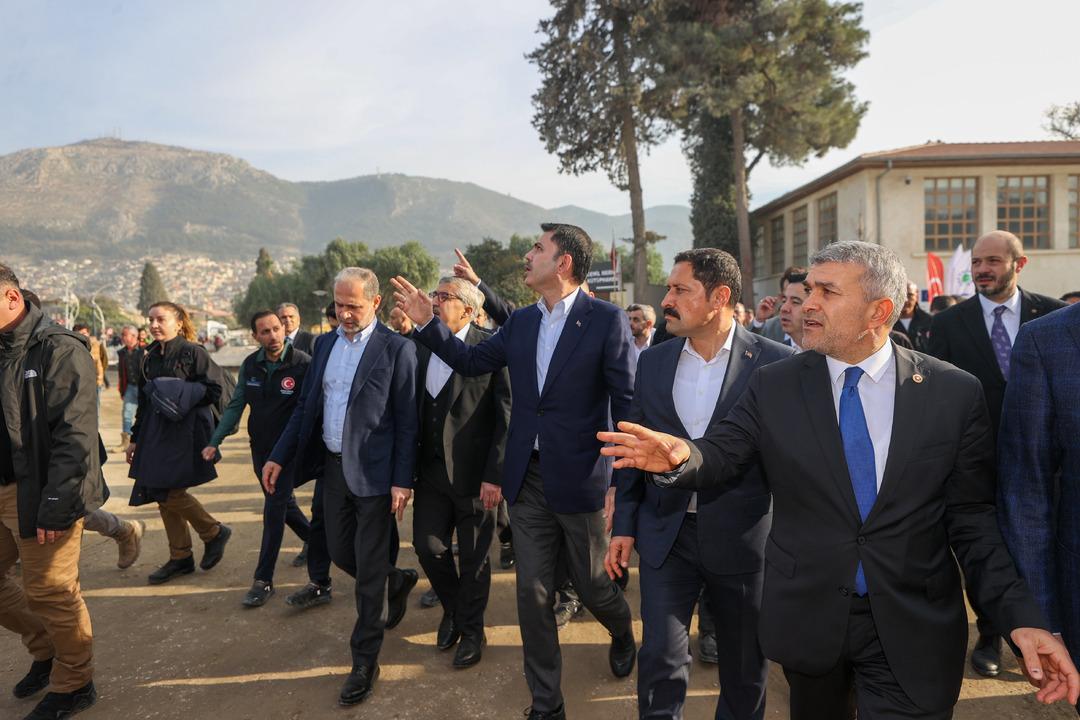 Bakan Kurum Hatay daki son hazırlıkları inceledi: İş&ccedil;iler &ccedil;aya davet etti, şantiye şefi teşekk&uuml;r etti 6