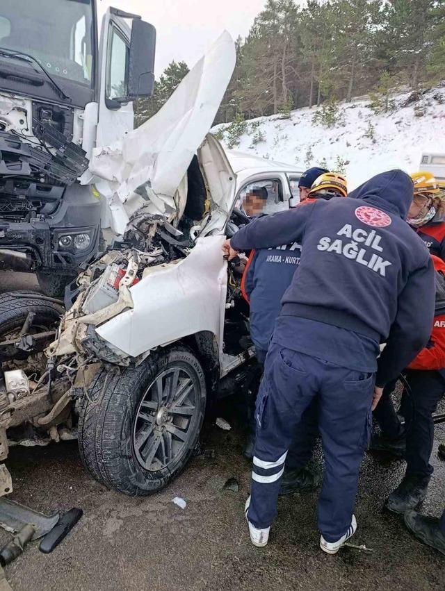 Tokat&rsquo;ta kamyonet ile tır &ccedil;arpıştı: 1 &ouml;l&uuml;, 2 yaralı 2