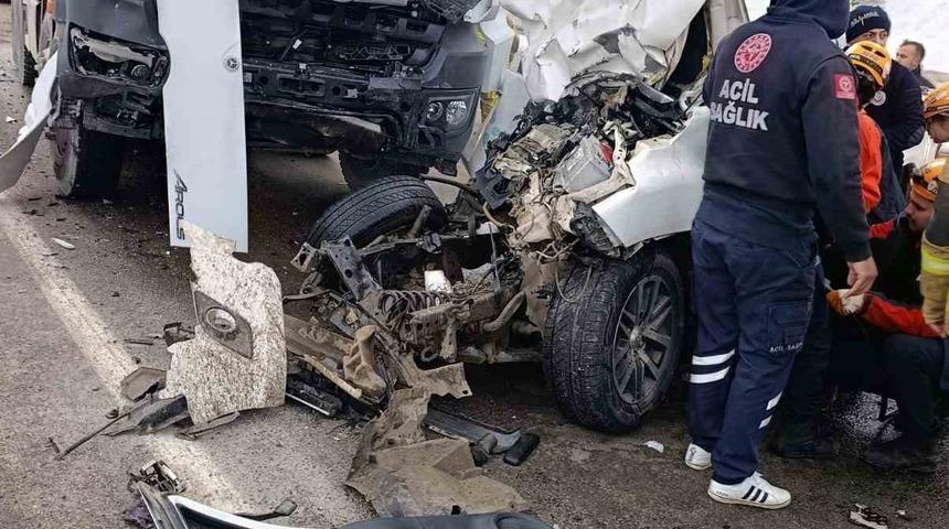 Tokat&rsquo;ta kamyonet ile tır &ccedil;arpıştı: 1 &ouml;l&uuml;, 2 yaralı