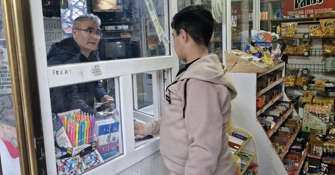 Bakkal şaşırdı, mahalleli sevindi:  Rakamı s&ouml;yledim, hi&ccedil; teredd&uuml;t etmeden tamam dedi  3