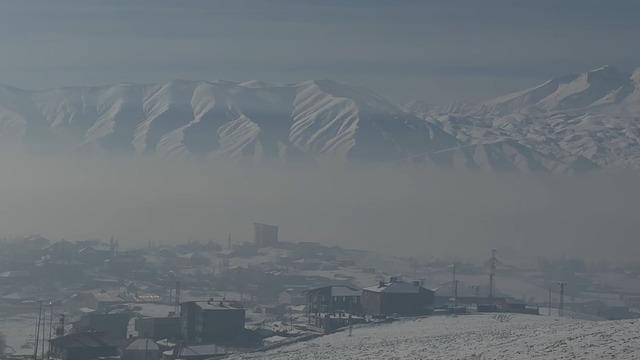 Yüksekova sis altında kaldı