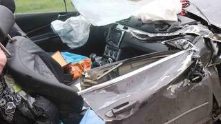 Tıra arkadan çarpan araç kağıt gibi ezildi