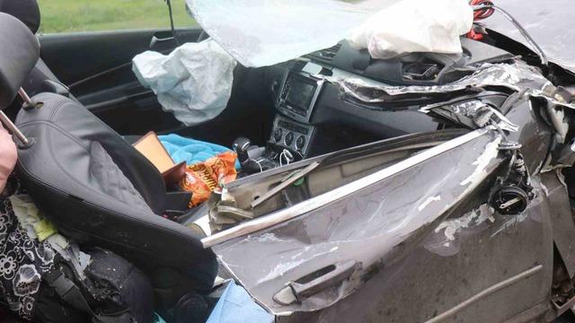 Tıra arkadan çarpan araç kağıt gibi ezildi