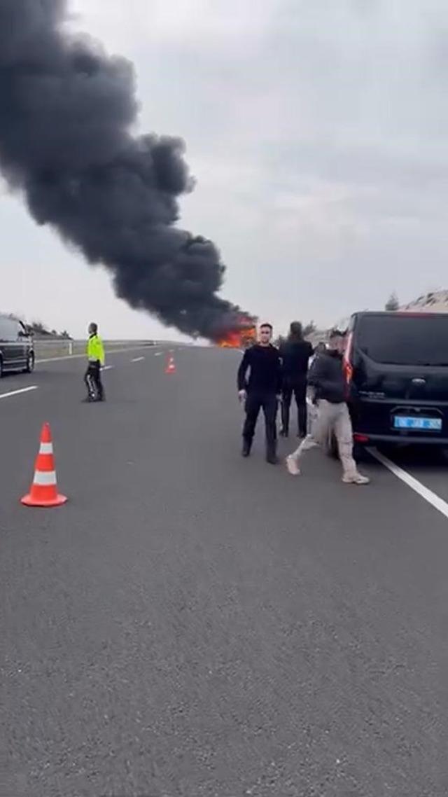 Seyir halindeki yolcu otobüsü alev alev yandı: 25 yolcu son anda kurtuldu 1