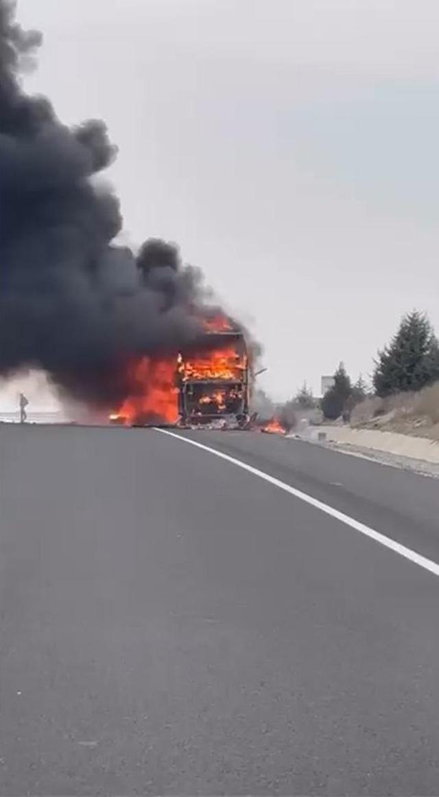 Seyir halindeki yolcu otobüsü alev alev yandı: 25 yolcu son anda kurtuldu 2