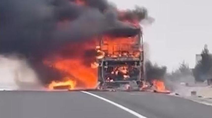 Seyir halindeki yolcu otob&uuml;s&uuml; alev alev yandı: 25 yolcu son anda kurtuldu