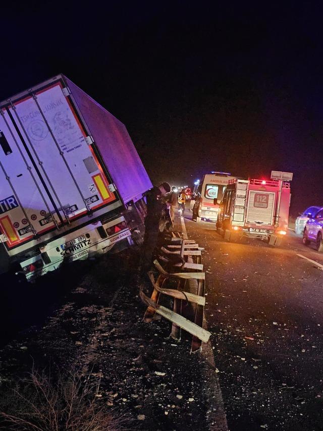 TIR ın bariyerlere &ccedil;arptığı kaza kamerada 4