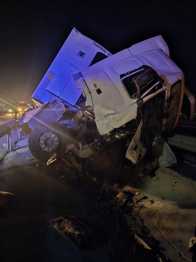 TIR ın bariyerlere &ccedil;arptığı kaza kamerada 3