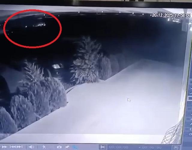 TIR ın bariyerlere &ccedil;arptığı kaza kamerada 2