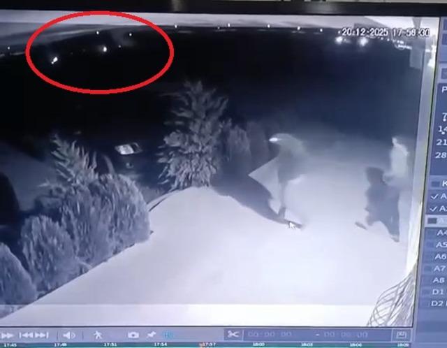 TIR ın bariyerlere &ccedil;arptığı kaza kamerada 1