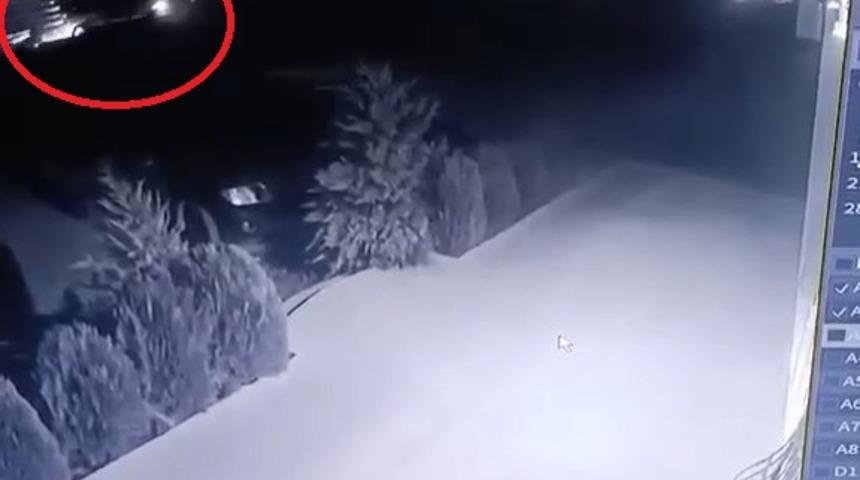 TIR'ın bariyerlere &ccedil;arptığı kaza kamerada