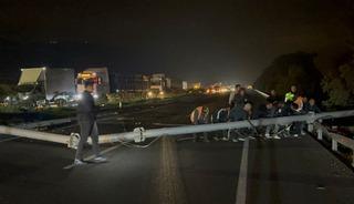 Aydın'da tırın a&ccedil;ık kalan dorsesi hız tespit sistemi direğine &ccedil;arptı