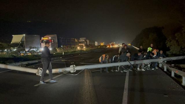 Aydın'da tırın açık kalan dorsesi hız tespit sistemi direğine çarptı