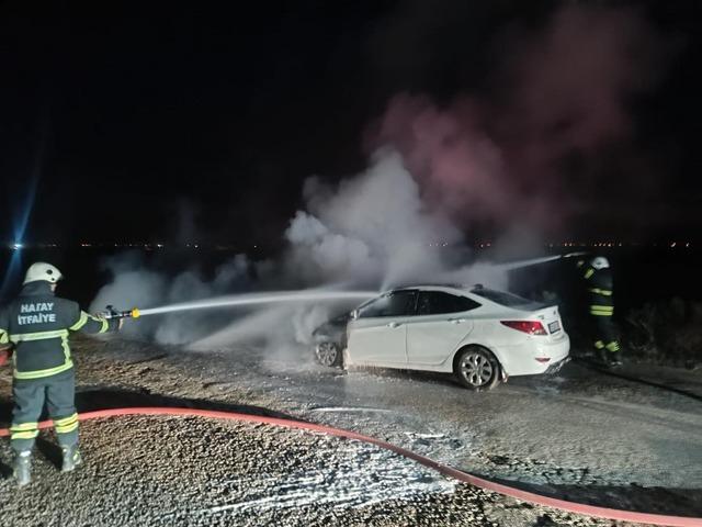 Seyir halindeki otomobil alevlere teslim oldu 1