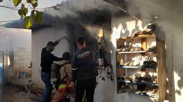 Erzin’de müstakil ev yandı