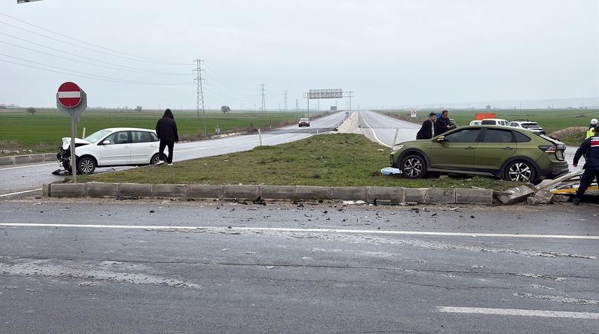 Edirne'de iki otomobil &ccedil;arpıştı: 7 yaralı